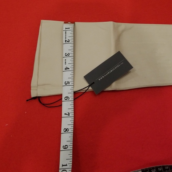 Jacqueline Gloves by Dorothy Gaspar - Picture 2 of 4